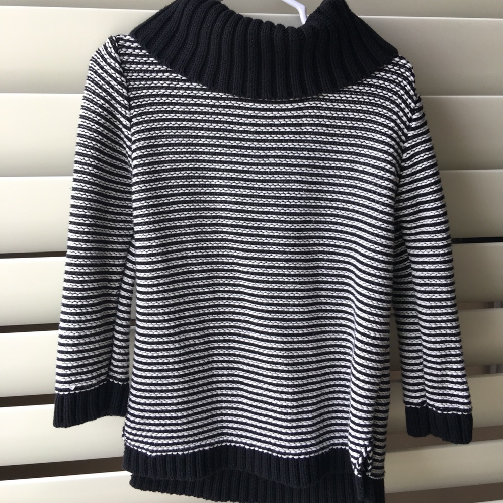 Old Navy 4T sweater🖤
